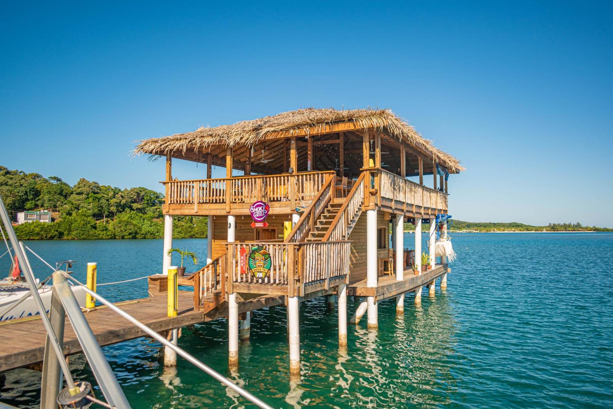 Wikkid Resort Dixon Cove Экстерьер фото