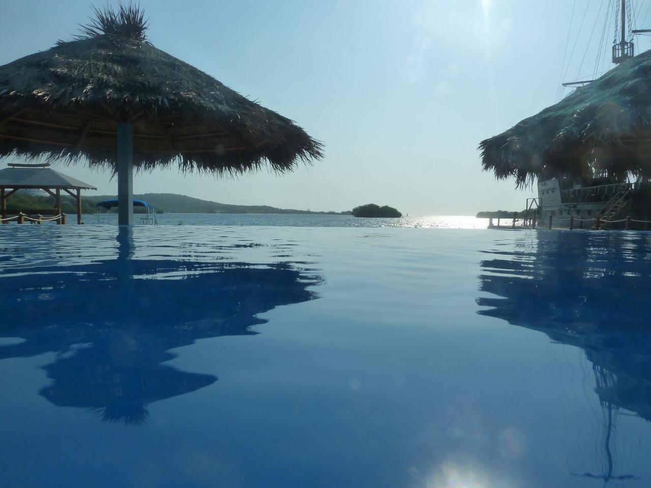 Wikkid Resort Dixon Cove Экстерьер фото