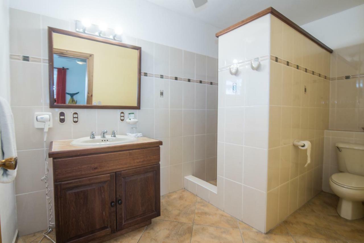 Wikkid Resort Dixon Cove Номер фото